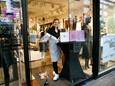 Bij kledingwinkel Best Styles in Zeist hebben ze een creatieve manier bedacht om tóch te kunnen verkopen.